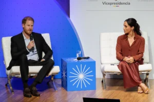 El príncipe Harry, duque de Sussex (i), habla junto a la duquesa de Sussex, Meghan Markle, durante el foro 'Futuro Digital Reponsable' en la Universidad EAN, en Bogotá (Colombia). EFE/ Carlos Ortega